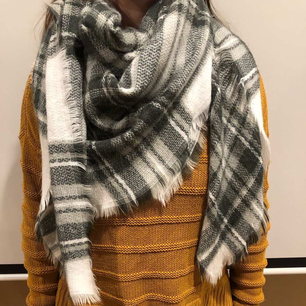 GREY AND WHITE BLANKET SCARF